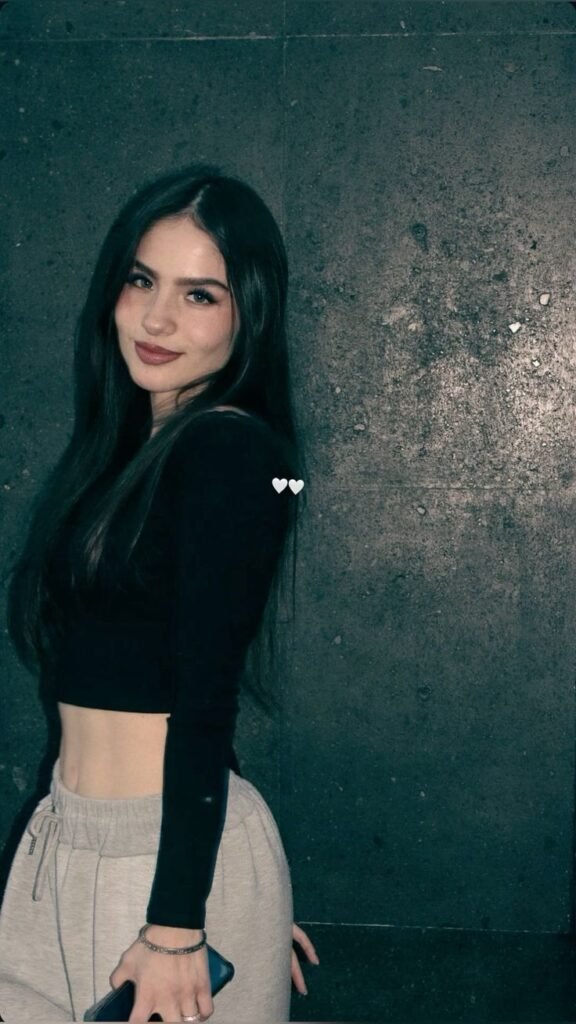 Maltepe Escort Burcu Genç Beden ve Mavi Bakışlarıyla Anal Sevenleri Mutlu Eden Tutkulu Seanslar Sunan